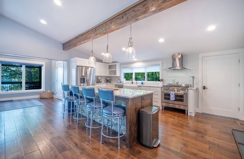 Bella Vista House | Aspen Falls Retreat - Lakefront
