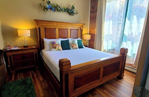 Creede Hotel | Aspen Inn - Spring Suite (Euro King)