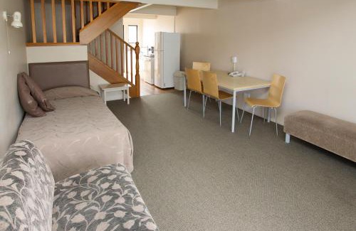 Hamilton East Hotel | Aspen Manor Motel