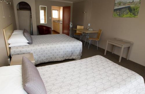Hamilton East Hotel | Aspen Manor Motel