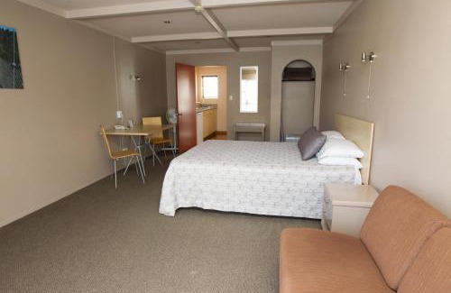 Hamilton East Hotel | Aspen Manor Motel