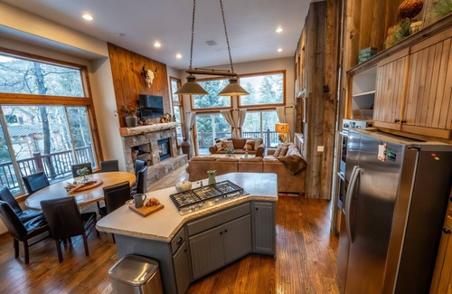 Sundance Cabin | Aspen Springs Hot Tub Pool Table 5 minutes to Sundance Resort Mountain Cabins Utah