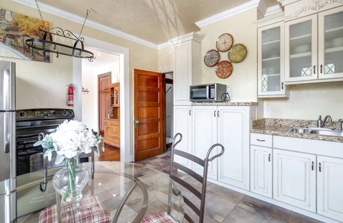 Central Business District Apartment | Aspenwood Manor- Airy & Fresh! Beautiful Restored Apt -French Villa