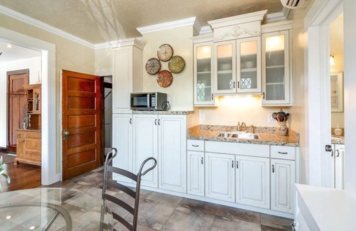Central Business District Apartment | Aspenwood Manor- Airy & Fresh! Beautiful Restored Apt -French Villa