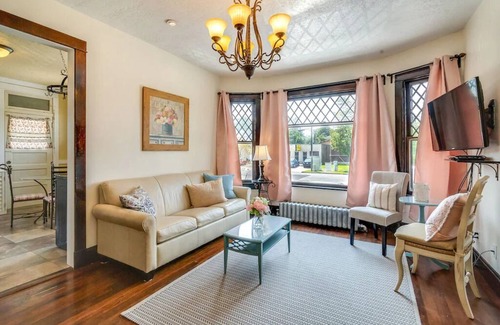 Central Business District Apartment | Aspenwood Manor- Airy & Fresh! Beautiful Restored Apt -French Villa