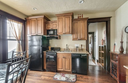 Franklin Apartment | Aspenwood Manor- Beautiful Historic Apartment
