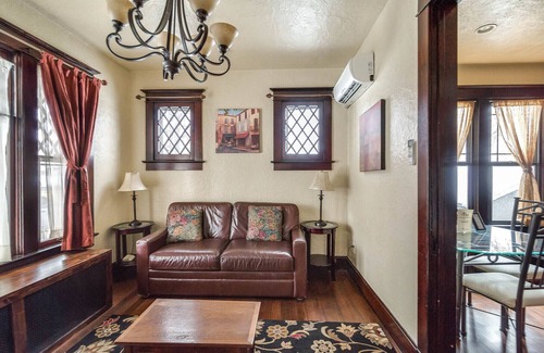 Franklin Apartment | Aspenwood Manor- Beautiful Historic Apartment