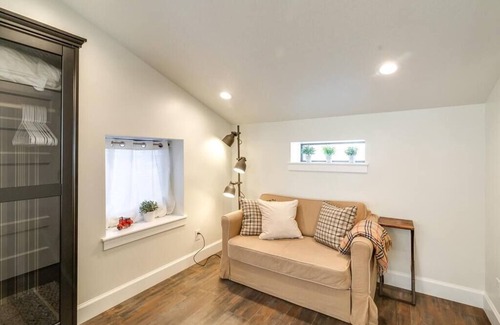 Franklin Apartment | Aspenwood Manor- Beautiful little cottage in the heart of downtown Provo (BRAND NEW!)
