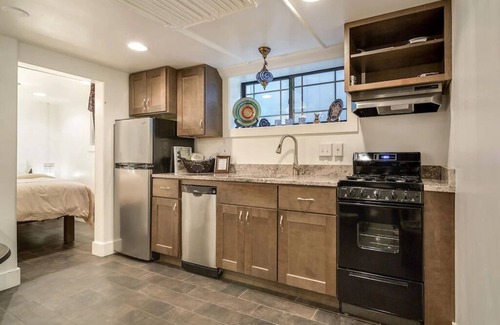 Franklin Apartment | Aspenwood Manor- Elegant Turkish Retreat -New BASEMENT apt!