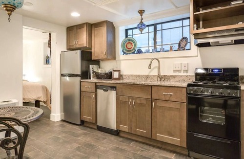 Franklin Apartment | Aspenwood Manor- Elegant Turkish Retreat -New BASEMENT apt!