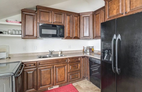 Carterville Apartment | Aspenwood Manor- Timpanogos Retreat - Long Term Suite