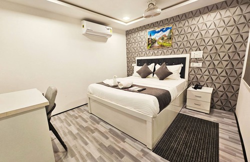 Kandivali East Hotel | Astha Home Shared Pool Rooms