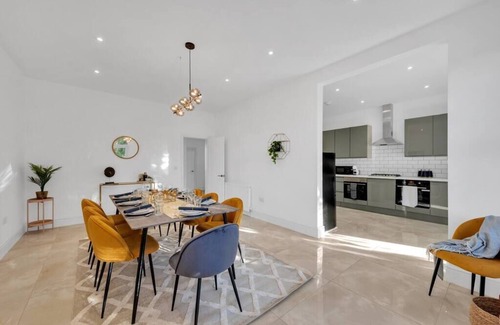 Westcliff-on-Sea House | Astonishing 4BR House - Perfect for a Big Family