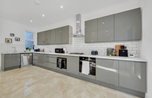Westcliff-on-Sea House | Astonishing 4BR House - Perfect for a Big Family