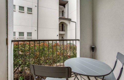 McNeil Apartment | Astonishing CozySuites on I-35 w/pool&parking #11