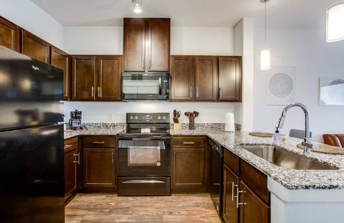 McNeil Apartment | Astonishing CozySuites on I-35 w/pool &parking #08