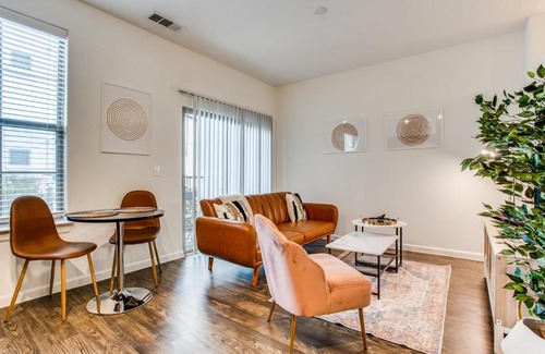 McNeil Apartment | Astonishing CozySuites on I-35 with pool&parking #11