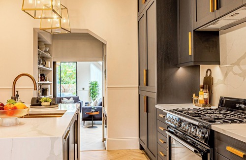 Queen's Park House | Astounding 4BR Haven w/garden, Queens Park Tube