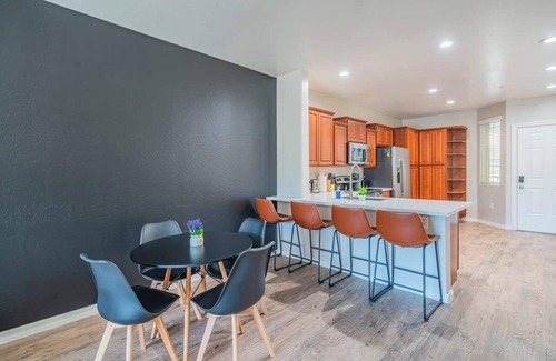 Tempe Apartment | ASU Sloan Pk Mill Ave Parking W/D Gym Pool