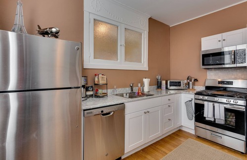 Lakewood-Balmoral Condo | At Home in Andersonville - Close to Foster Beach and the Red Line by AllSet Turnover
