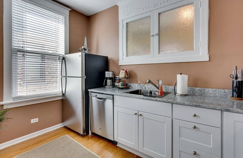 Lakewood-Balmoral Condo | At Home in Andersonville - Close to Foster Beach and the Red Line by AllSet Turnover