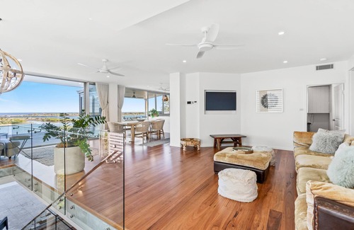 East Ballina House | At Whale View - Luxurious home overlooking Shaws Bay