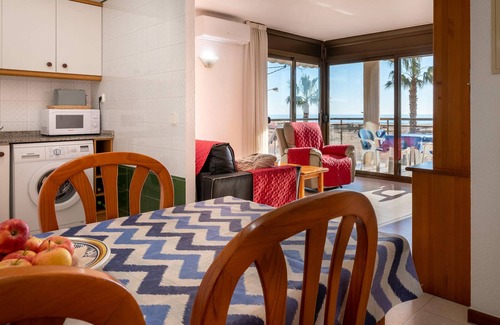 Torredembarra Apartment | AT118 Solarium Mar: Apartamento en primera línea del mar dispone de una piscina comunitaria
