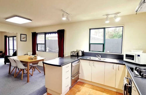 Paraparaumu House | Atarau Grove Holiday Home