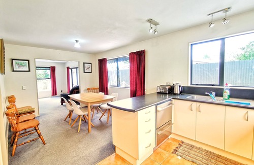 Paraparaumu House | Atarau Grove Holiday Home