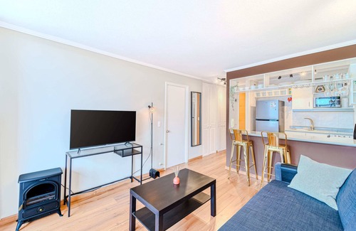 Las Condes Apartment | Atenas Park 1D con Estacionamiento y Wifi