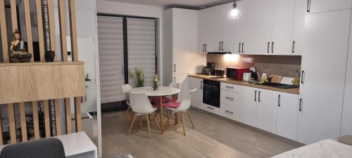 Timisoara Apartment | ATENEO - Studio DeLuxe MODERN Apartment, BIG Balcony, Plus FREE Parking