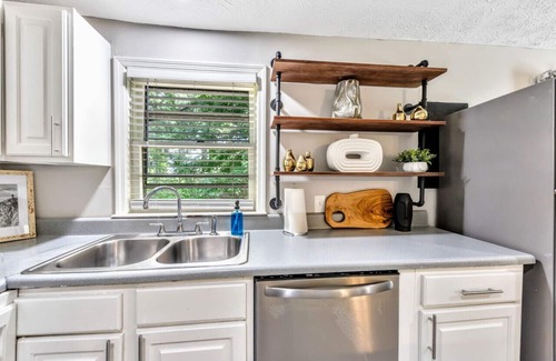 Dallas House | ATH - Dallas-2BR - Pet Friendly-Tranquil (Cole)