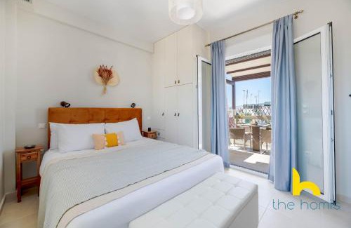 Petralona Apartment | Athenian Sky Retreat: Jacuzzi & Fresh Elegance!