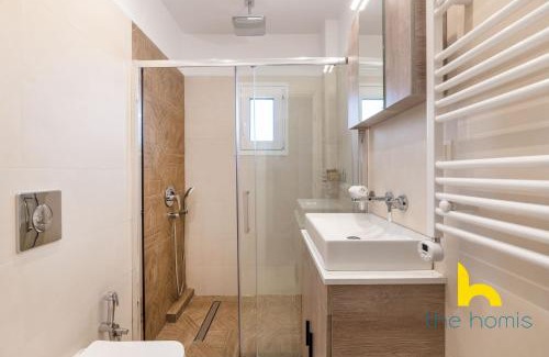 Petralona Apartment | Athenian Sky Retreat: Jacuzzi & Fresh Elegance!
