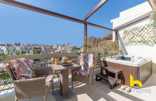 Petralona Apartment | Athenian Sky Retreat: Jacuzzi & Fresh Elegance!