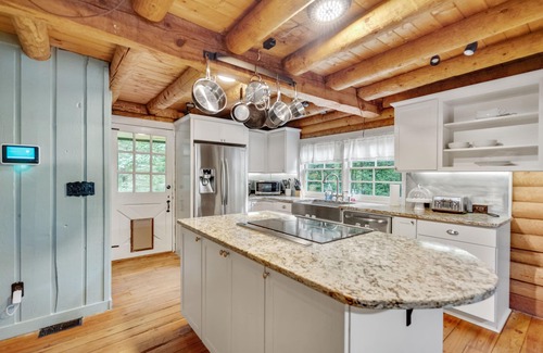 Stockbridge Cabin | Atlanta Getaway 4-BR Cabin W/Swimming Pool, Hot Tub, Game Room, High-Speed WiFi