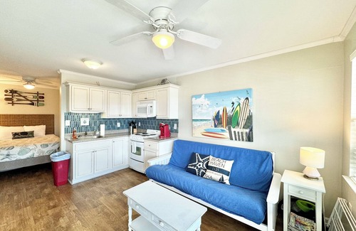 Atlantic Beach Apartment | 🏖️Atlantic Beach🏄Cozy Partial Ocean View Studio😎Pool 🏊