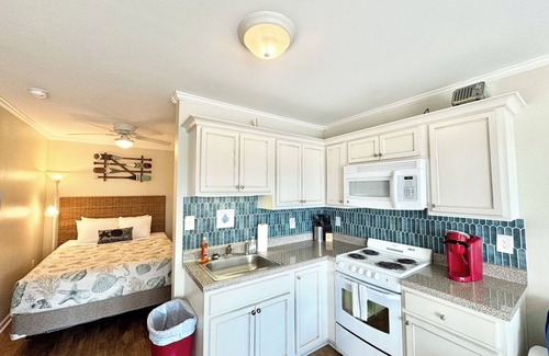 Atlantic Beach Apartment | 🏖️Atlantic Beach🏄Cozy Partial Ocean View Studio😎Pool 🏊