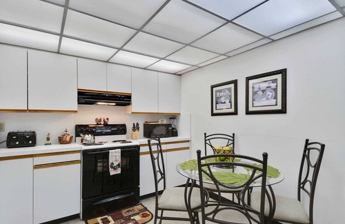 New Town Cottage | Atlantic Paradise by Avantstay Great Location w/Balcony, Outdoor Dining & Shared Pool & Hot Tub!