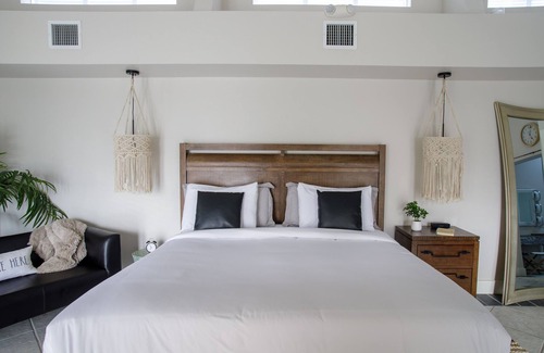 Midtown Villa | Atlantis House Palm Suite, close to beach, off street parking, renovated