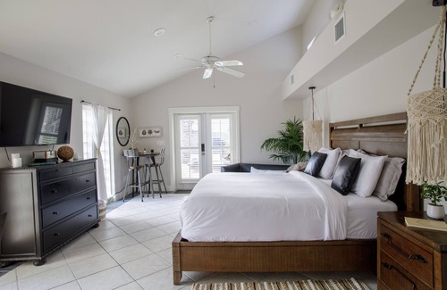 Midtown Villa | Atlantis House Palm Suite, close to beach, off street parking, renovated