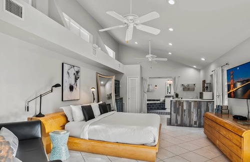 Midtown House | Atlantis House's Palm Suite-voted top 25 in USA