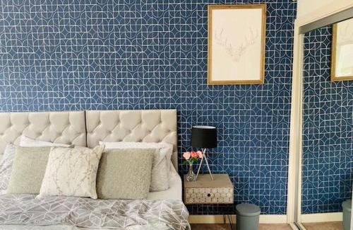 Thames House | Atom, Large 4 to 5 Bed House in East London, Sleeps 12, Garden, Parking, ideal for Contractors, Large Groups, Travellers