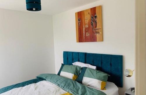 Thames House | Atom, Large 4 to 5 Bed House in East London, Sleeps 12, Garden, Parking, ideal for Contractors, Large Groups, Travellers