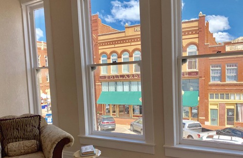 Guthrie Bed & Breakfast | Atomic Loft - Located Above the Tipsy Artist Paint Palace in Guthrie, OK