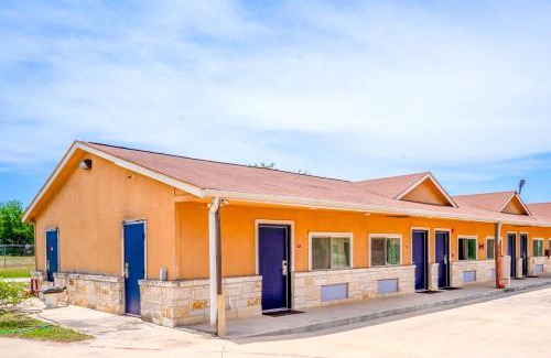 Pleasanton Hotel | Atria Extended Stays By OYO, Jourdanton, TX