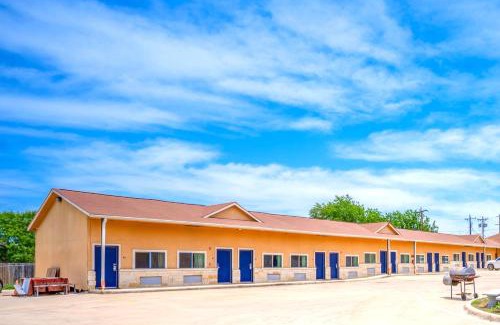 Pleasanton Hotel | Atria Extended Stays By OYO, Jourdanton, TX