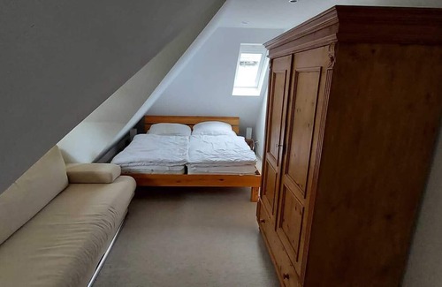 Friedrichroda Apartment | Attic studio in a villa with a large balcony and a view of the valley