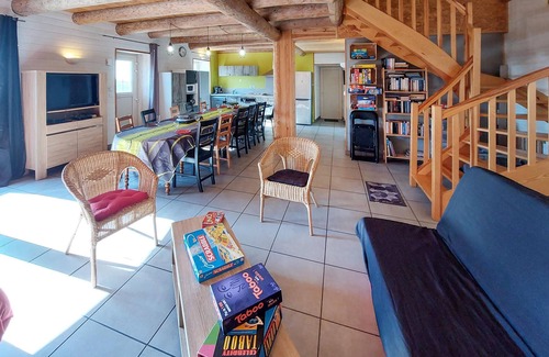 Vielprat House | Attractive vacation home made of wood and stone with space for the whole family.