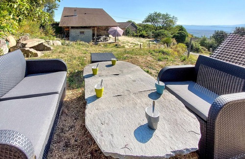 Vielprat House | Attractive vacation home made of wood and stone with space for the whole family.
